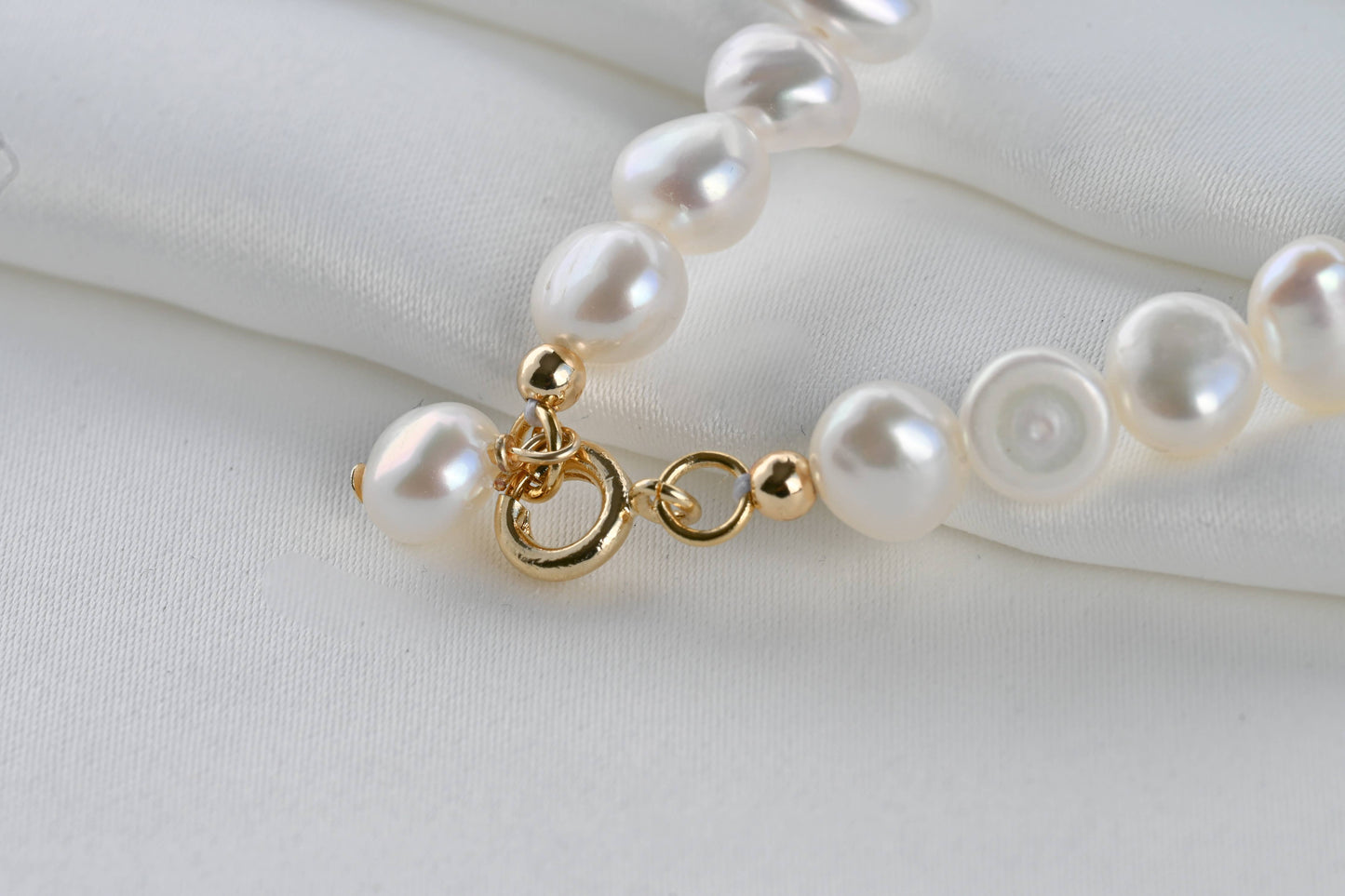 Blueyejewelry Bracelet Dainty Pearl Gold Chain