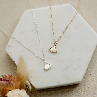 Glee Necklace Fanfare with Mother of Pearl